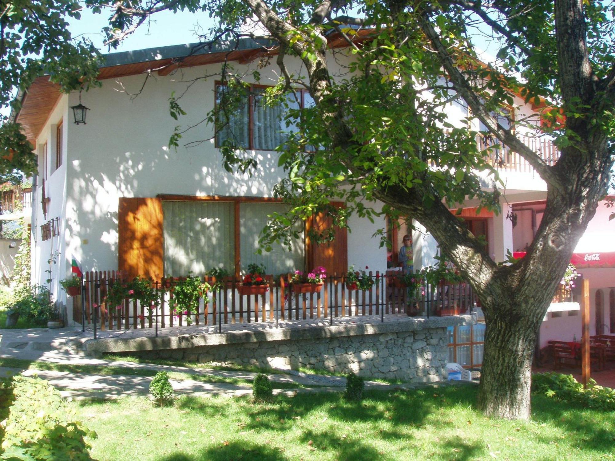 Hotel Tihiat Kat Apriltsi  Extérieur photo