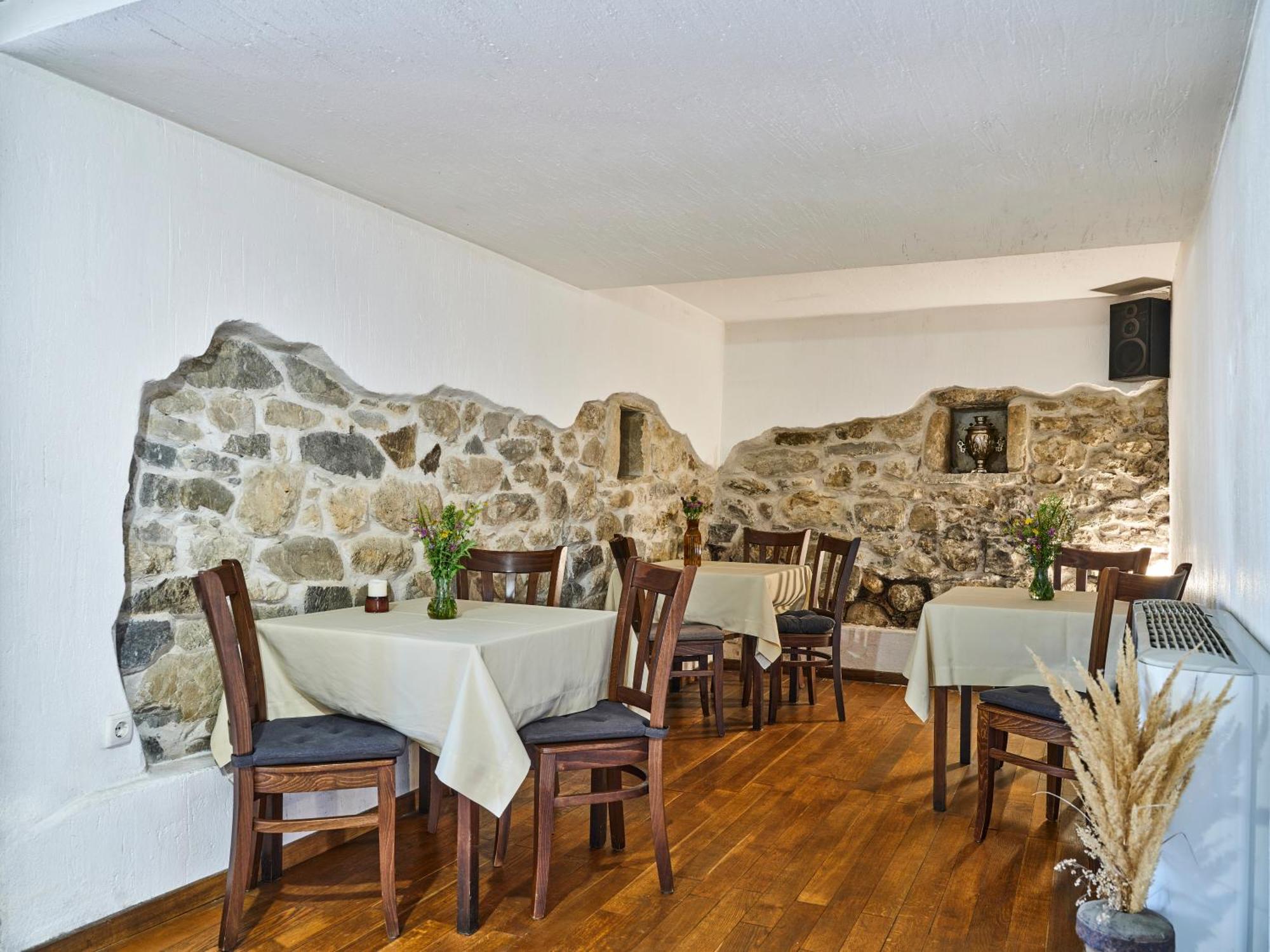 Hotel Tihiat Kat Apriltsi  Extérieur photo